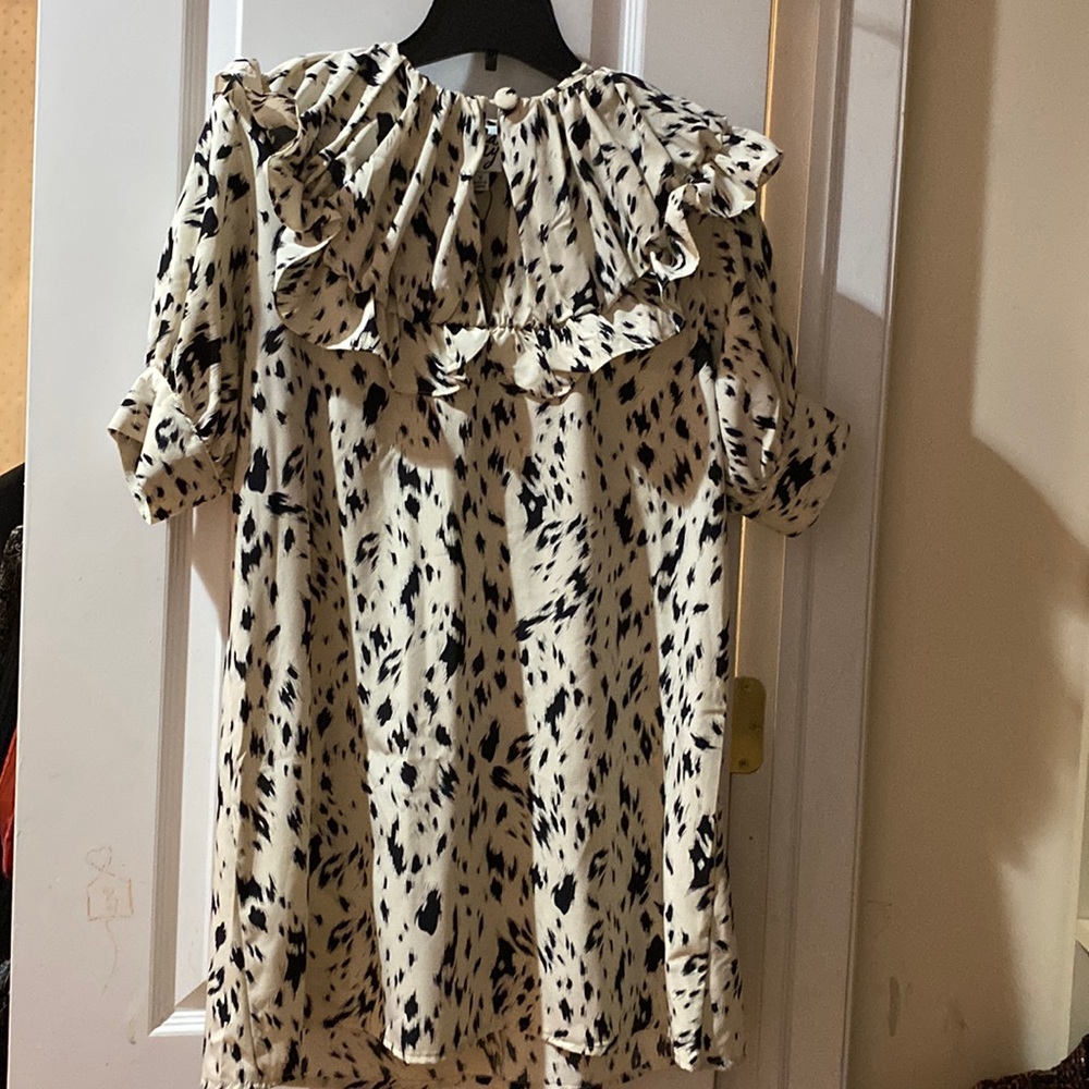 Animal print mini dress with key hole in the front